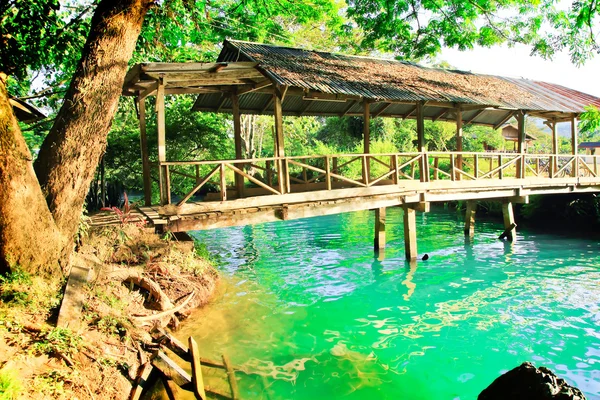 Ponte de madeira no rio lagoa azul — Fotografia de Stock