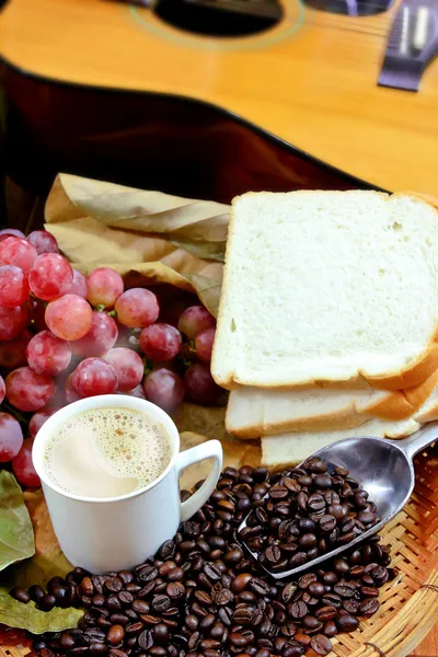 Café com uvas e pão — Fotografia de Stock