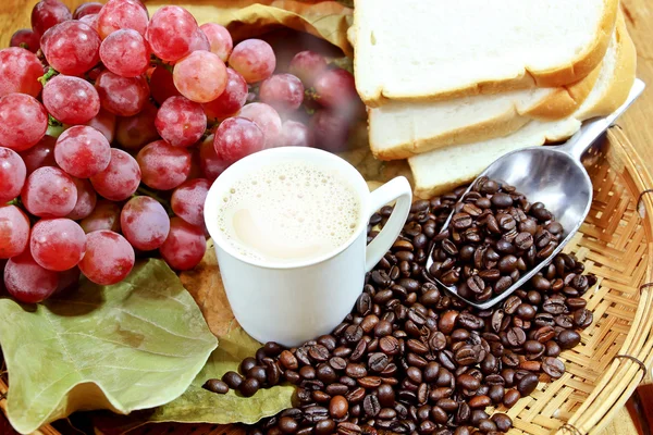 Heißer Kaffee mit Trauben — Stockfoto