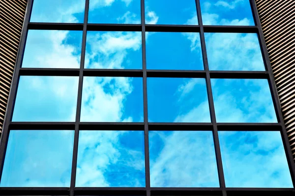 Glaswand eines Bürogebäudes — Stockfoto