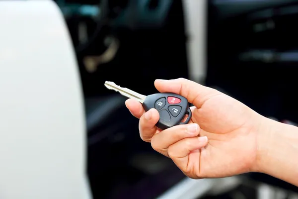 Vrouwen hand auto knop ingedrukt — Stockfoto