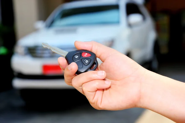 Mujer mano sosteniendo la llave del coche —  Fotos de Stock