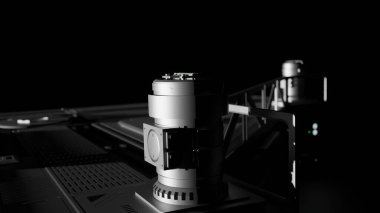 Yan görünüm metal kapsül motor kontrol odası merkezi karanlık sahne 3 boyutlu bilim kurgu duvar kağıdı arka planlar