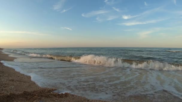 Hermosas Olas Fluyen Día Nublado Playa Del Mar Escénico — Vídeos de Stock