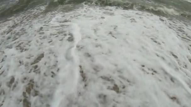 Μαύρη Θάλασσα Κύματα Στην Ημέρα Της Καταιγίδας Στην Ακτή — Αρχείο Βίντεο
