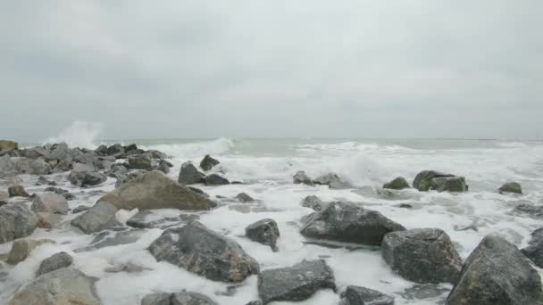 Hermosas Olas Del Mar Golpea Las Piedras Agua Espuma Día — Vídeos de Stock