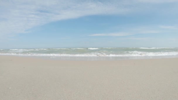 Vista Frontal Câmera Ondas Mar Azure Luz Dia — Vídeo de Stock