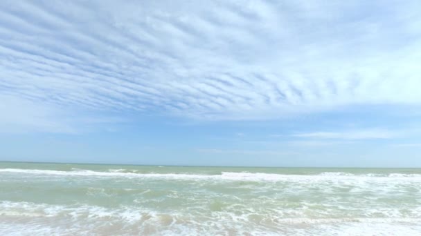 Panorama Relaksujących Fal Morskich Azure Świetle Dziennym Pięknym Błękitnym Niebem — Wideo stockowe