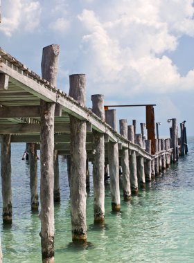 Deniz kıyısında bir marina