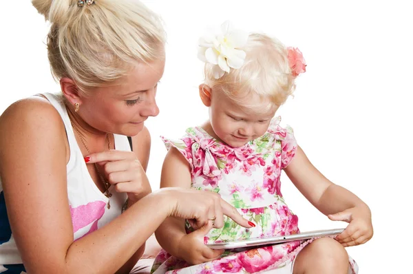 Mãe e filha olhando tablet, isolado em branco — Fotografia de Stock