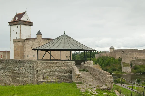 View on a castle Herman from bastion Kristlasvall in Narva, Esto — Stock Photo, Image