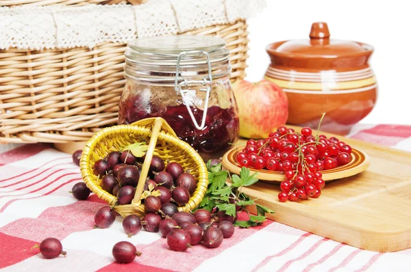 Marmellata con bacche di ribes rosso e uva spina sul tavolo — Foto Stock