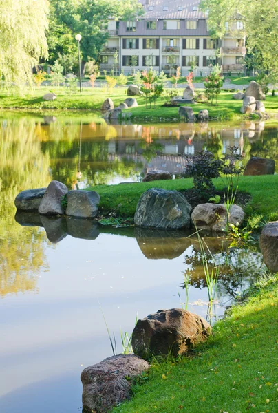 Garten im japanischen Stil zur Herbstzeit — Stockfoto