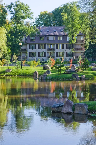 Jardim no estilo japonês durante o outono — Fotografia de Stock