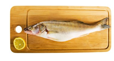 Ahşap mutfak tahtada Pike levrek, üzerinde beyaz izole