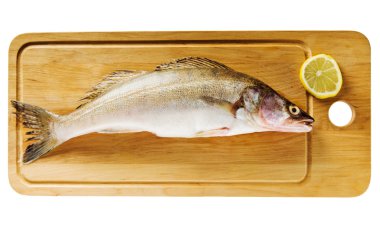 Ahşap mutfak tahtada Pike levrek, üzerinde beyaz izole