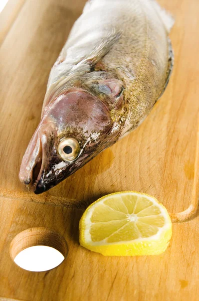 Pike perch on a wooden kitchen board, it is isolated on white — Stock Photo, Image