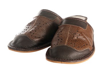 yalıtılmış bir adamın deri terlikler, beyaz