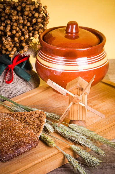 Brot und Weizen auf dem Holztisch — Stockfoto
