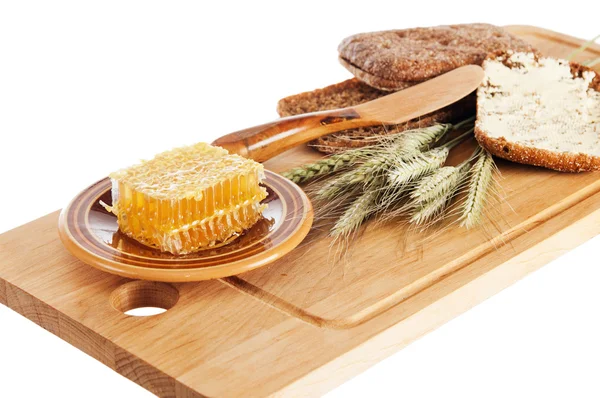 Miel, espiga y pan en la mesa — Foto de Stock