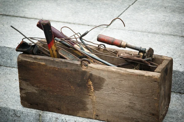 ツールと古い木製の箱 — ストック写真