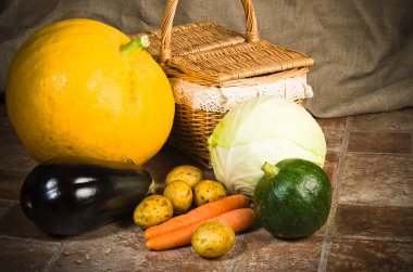 Natürmort sebze ve bir sepet