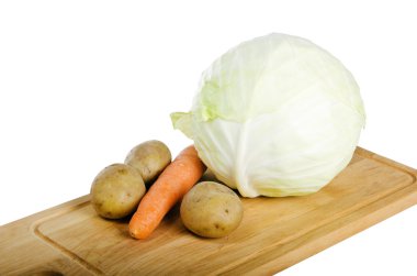 mutfak tahtası üzerinde beyaz izole taze sebze