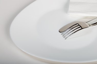 Tak ve beyaz bir plaka üzerinde bıçak