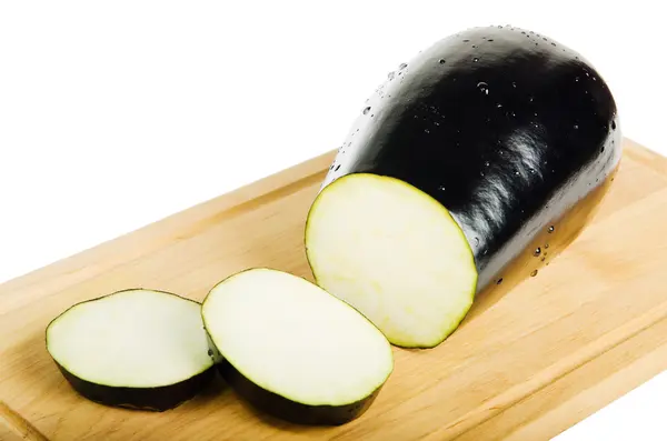 Skivad aubergine i köket ombord isolerad på vit — Stockfoto