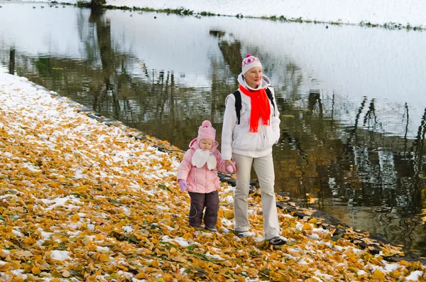 Abuela con la nieta en el parque de otoño — Foto de Stock