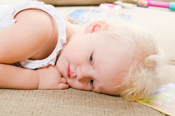 Little girl sad without MOM — Stock Photo, Image