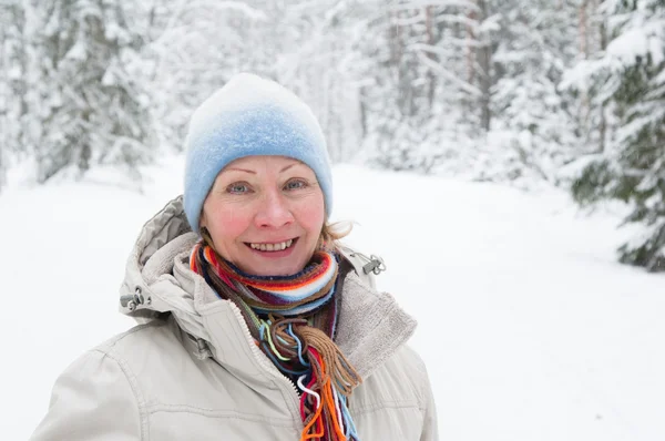 Retrato de uma mulher de meia-idade no inverno na floresta — Fotografia de Stock