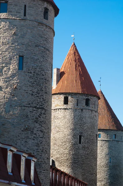 Wieże fortyfikacji starego Tallina — Zdjęcie stockowe