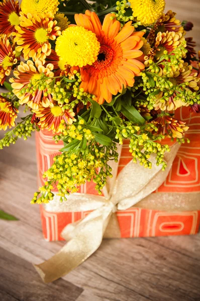 Giftbox ve bir buket çiçek — Stok fotoğraf