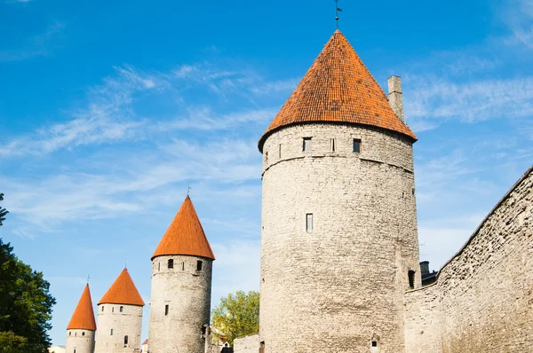 Las torres de la fortificación de Tallin Viejo — Foto de Stock