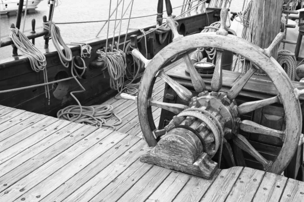 Kormánykerék egy ókori vitorlás hajó — Stock Fotó