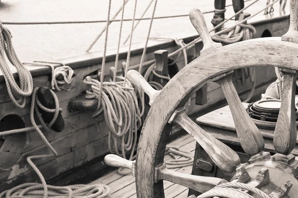 Steering wheel of an ancient sailing vessel — Stock Photo, Image