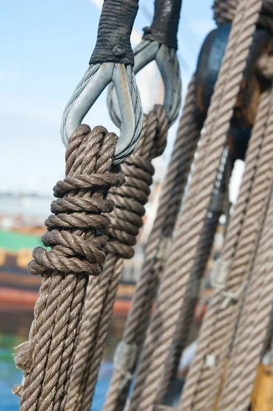 Forntida trä segelbåt remskivor och rep detalj — Stockfoto