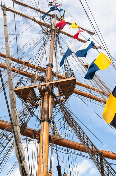 Mast van een oud zeilschip — Stockfoto