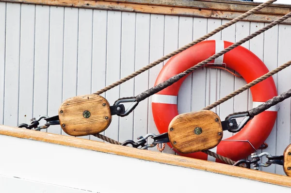 Forntida trä segelbåt remskivor och rep detalj — Stockfoto