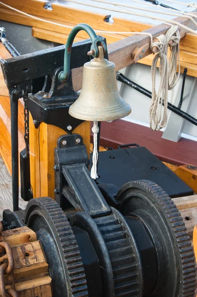 船上的钟和锚在旧帆船举升机构 — 图库照片