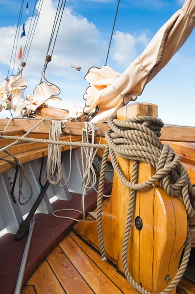 Close-up shot van touw. genomen op een scheepswerf. — Stockfoto