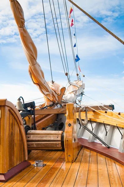 Schiffsglocke und Ankerhebemechanismus auf einem alten Segelboot — Stockfoto