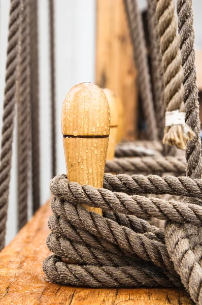 Close-up shot van touw. genomen op een scheepswerf. — Stockfoto