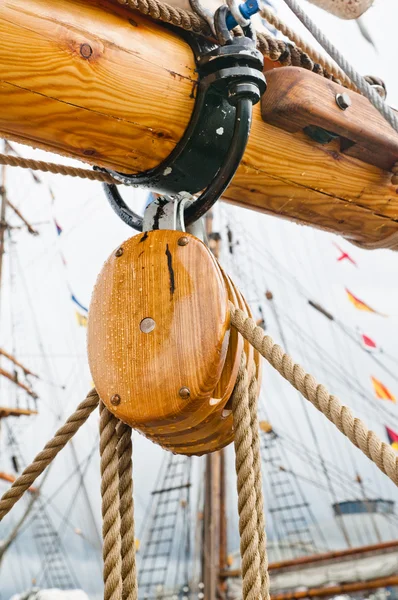 Close-up shot van touw. genomen op een scheepswerf. — Stockfoto