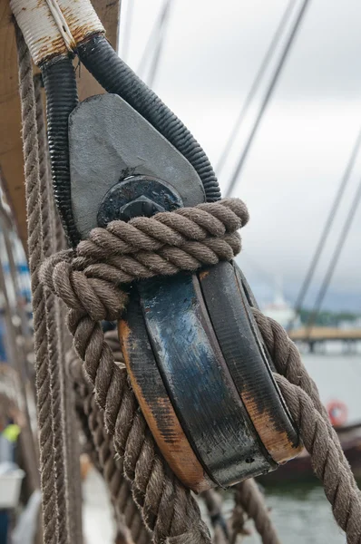 ロープのクローズ アップ ショット。造船所で撮影しました。. — ストック写真
