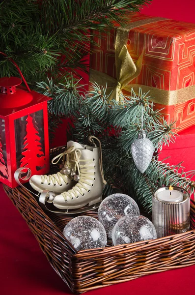 Різдвяна прикраса з подарунками та повітряними кульками — стокове фото