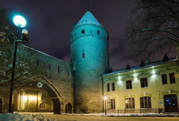 Las calles del viejo Tallin decoradas para la Navidad —  Fotos de Stock