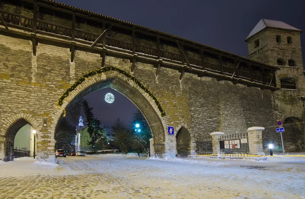 Le strade della Vecchia Tallinn decorate a Natale — Foto Stock