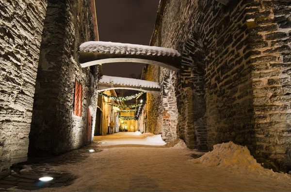 Sokak eski tallinn için Noel süslenmiş. — Stok fotoğraf